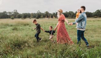 famille-de-5-qui-marche-en-se-tenant-la-main