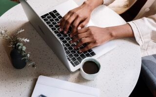 femme-qui-cree-un-blog-sur-ordinateur