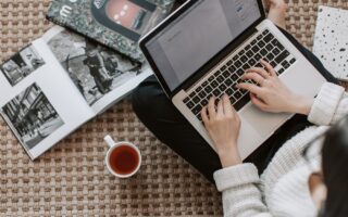 femme-ecrire-ordinateur-blog