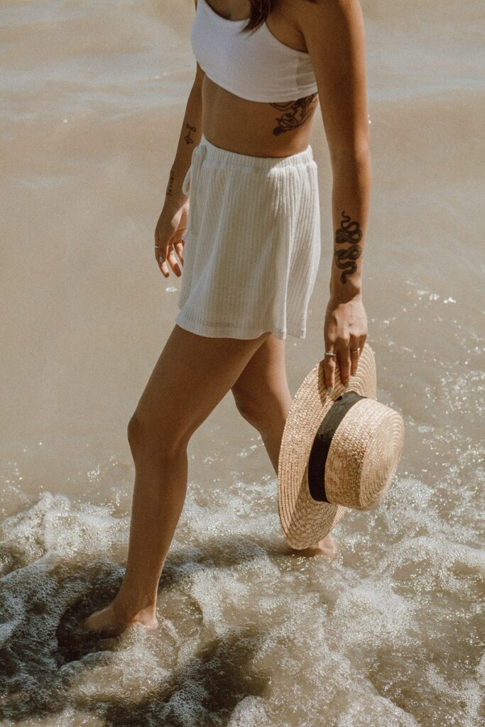 femme-marcher-plage-sable