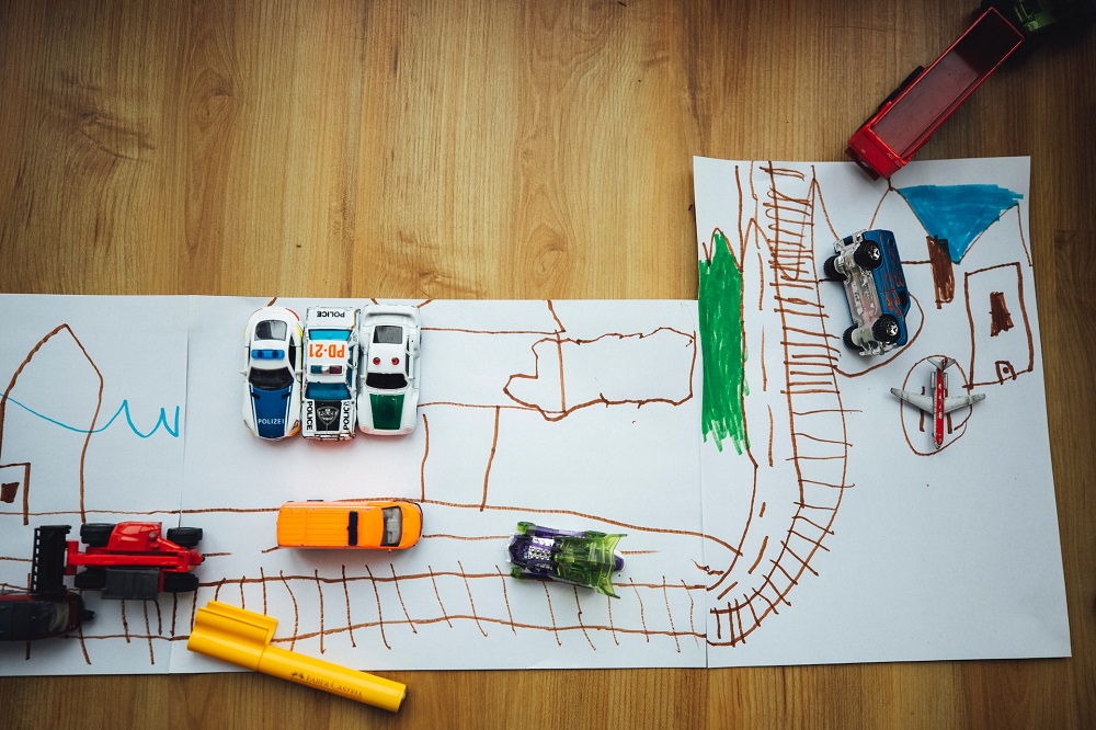 circuit petites voitures dessiné au feutre par un enfant