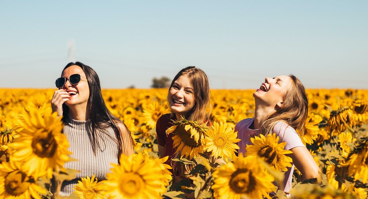 femmes heureuses tournesols