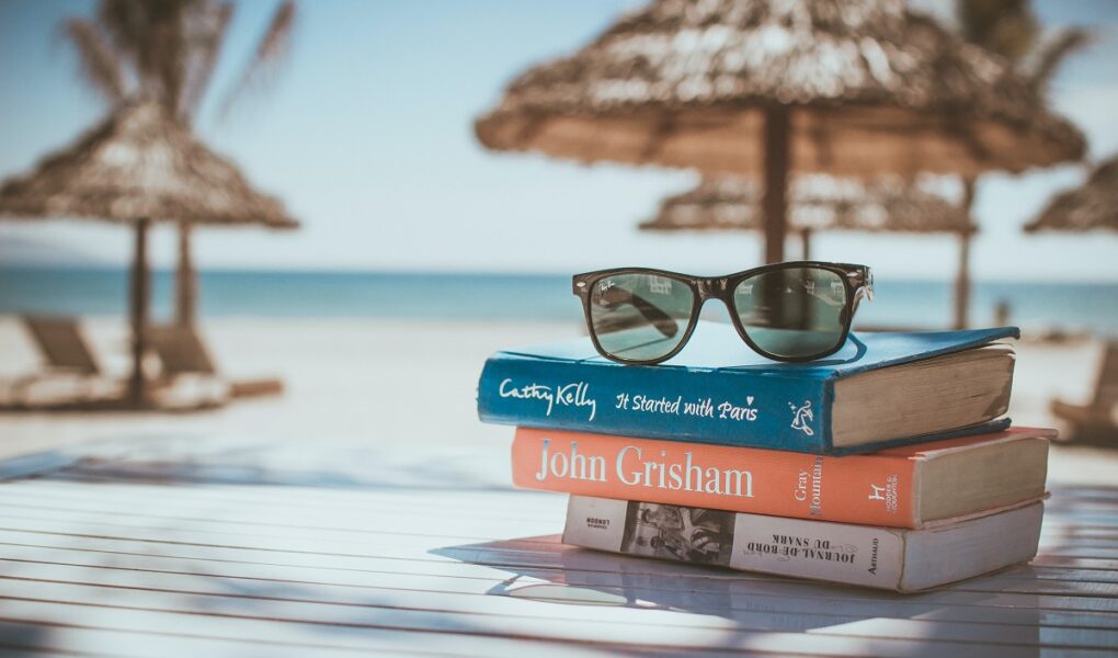 lunettes-de-soleil-pile-de-livres-mer-palmiers-vacances