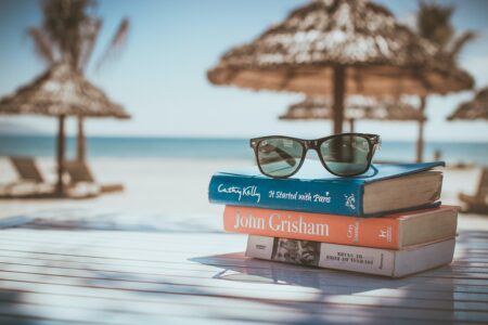 lunettes-de-soleil-pile-de-livres-mer-palmiers-vacances