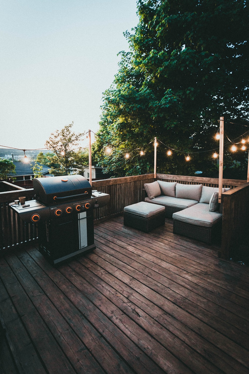 terrasse bois canape barbecue guirlande lumineuse