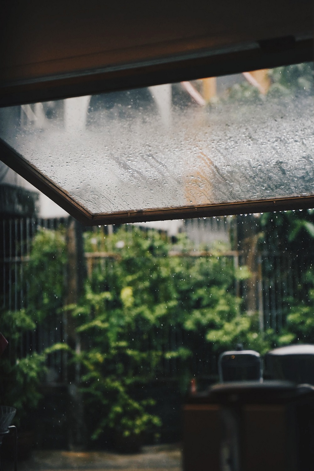 veranda sous la pluie jardin